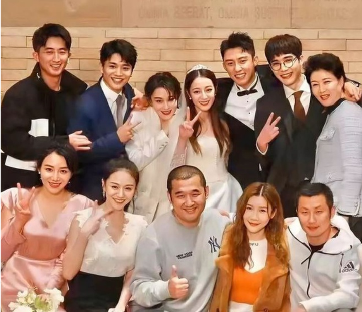 Địch Lệ Nhiệt Ba lộ ảnh qua đêm tại nhà Hoàng Cảnh Du? - 2