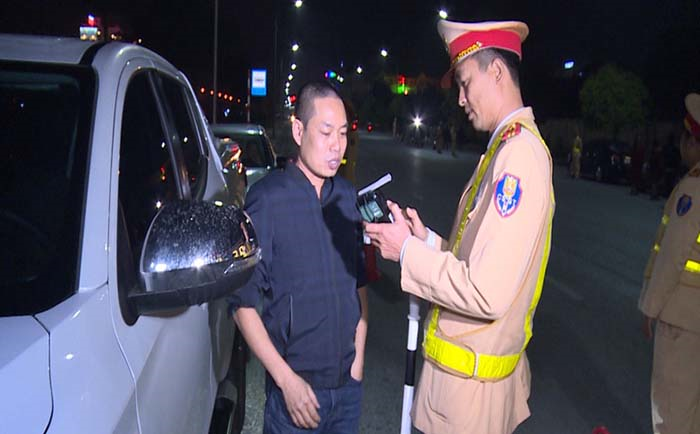Phạt 35 triệu đồng, tước giấy phép 23 tháng cán bộ nhà nước ở Thái Bình vi phạm nồng độ cồn - 1