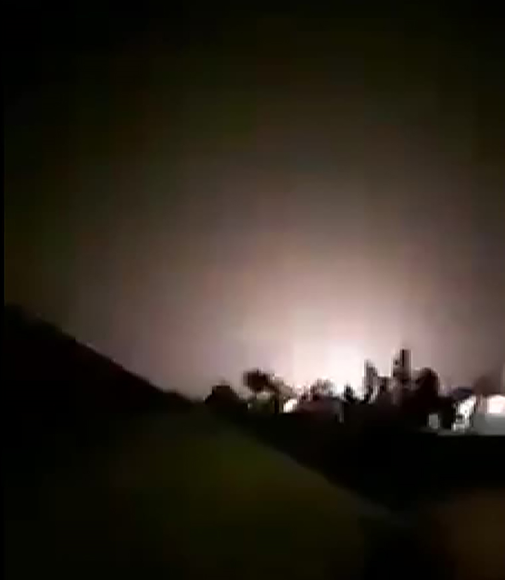 Loạt ảnh, video nghi hàng chục tên lửa Iran tấn công căn cứ Mỹ tại Iraq - 4