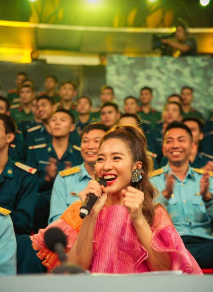 Vừa lấn sân ca hát, Khả Ngân tự tin khoe giọng hát live trên sóng truyền hình - 2