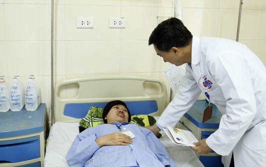 8 tháng sau ca sinh ngồi của người mẹ ung thư giai đoạn cuối, bé Bình An bắt đầu tập đi - 1