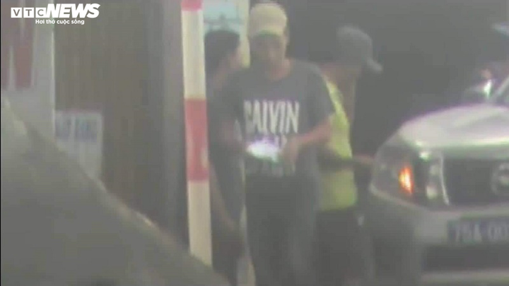 Thanh tra giao thông Thừa Thiên - Huế kiểm tra xe kỳ lạ: Phó Chủ tịch tỉnh chỉ đạo xác minh - 2