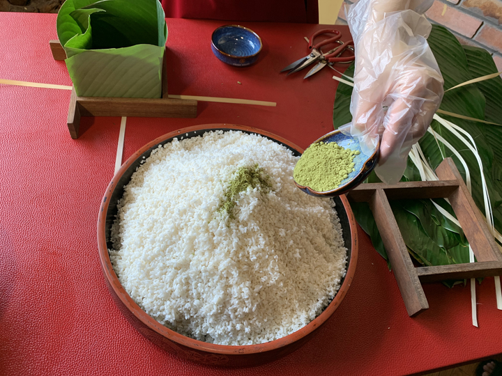 Thịt lợn đắt đỏ, người Hà Nội gói bánh chưng trà xanh nhân cá hồi bán Tết - 4