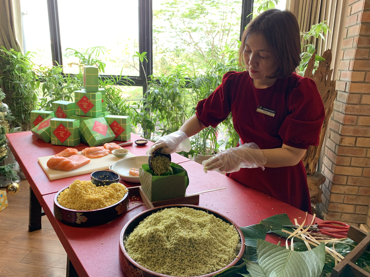 Thịt lợn đắt đỏ, người Hà Nội gói bánh chưng trà xanh nhân cá hồi bán Tết - 3