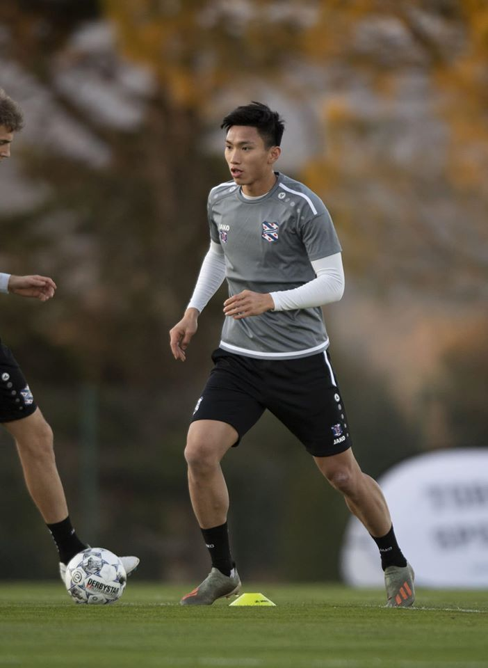 Văn Hậu cao nổi bật giữa dàn cầu thủ Heerenveen - 3