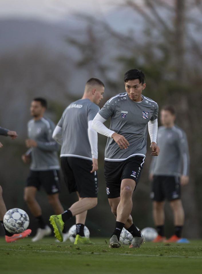 Văn Hậu cao nổi bật giữa dàn cầu thủ Heerenveen - 4