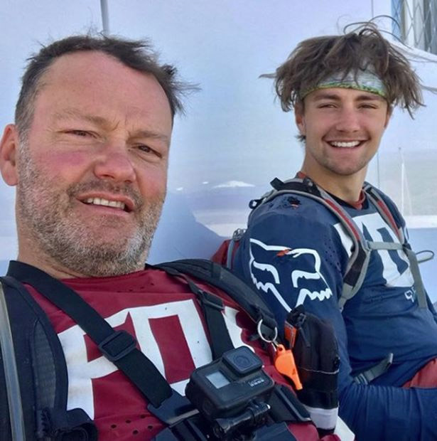 Cha đưa con trai đi du lịch 1 tháng để cai nghiện điện thoại - 1