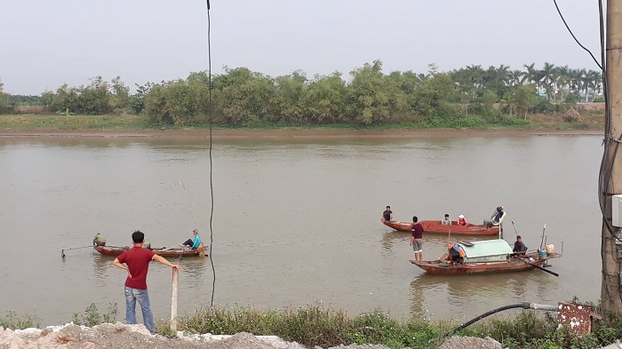 Đắm thuyền trên sông Trà Lý: Thấy thi thể người vợ sau 3 ngày tìm kiếm - 1