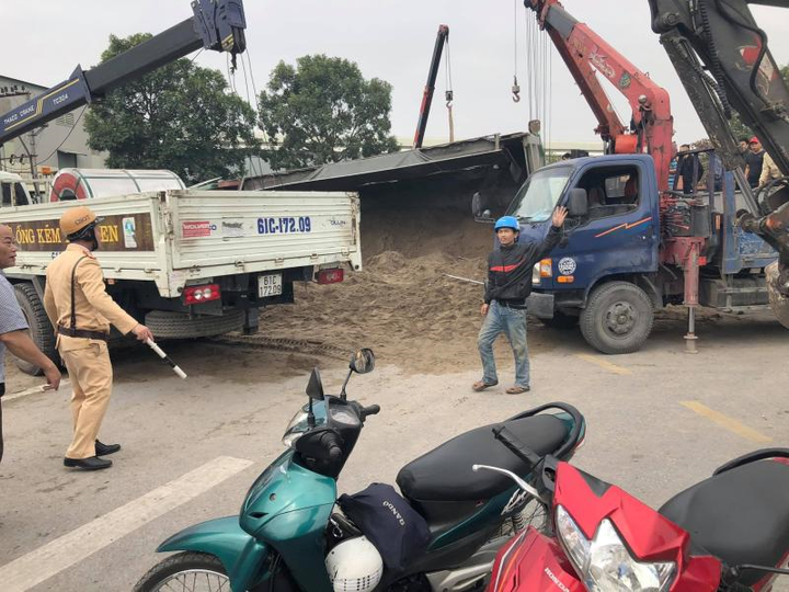 Xe ben lật đè trúng xe máy, 2 ông cháu chết thương tâm - 1