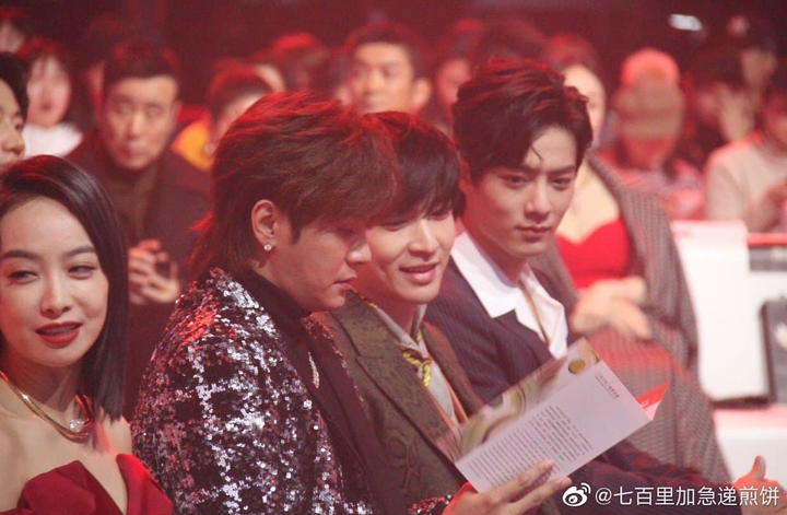 Fan 'khẩu chiến' vì Dương Tử cố tình ngồi cạnh Tiêu Chiến để gây chú ý? - 4