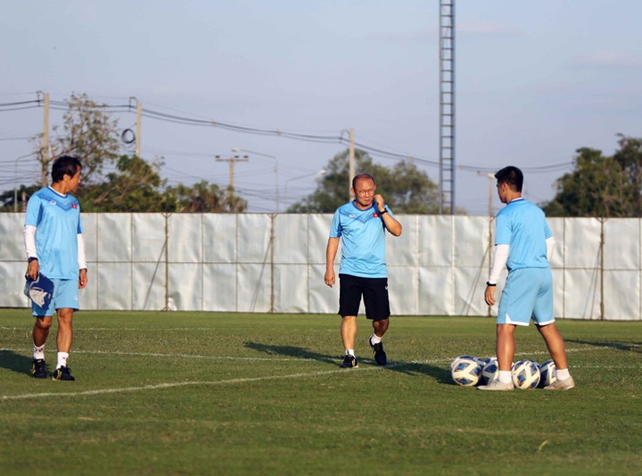 U23 Việt Nam đóng cửa tập buổi cuối, Đình Trọng quấn băng quanh đầu gối - 1