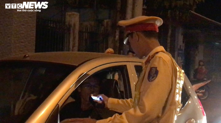 Tài xế say xỉn cố dùng 'chiêu' để qua mặt CSGT Gia Lai - 1