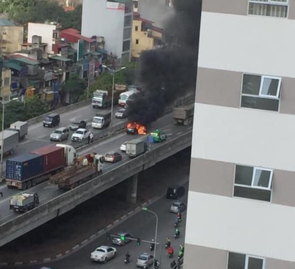 Ô tô biển xanh bốc cháy dữ dội ở đường vành đai 3 trên cao - 1