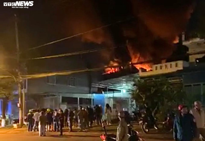 Kho chứa lốp xe, bình ắc quy ở Gia Lai bốc cháy dữ dội - 1