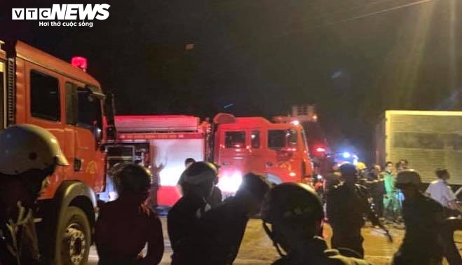 Kho chứa lốp xe, bình ắc quy ở Gia Lai bốc cháy dữ dội - 2