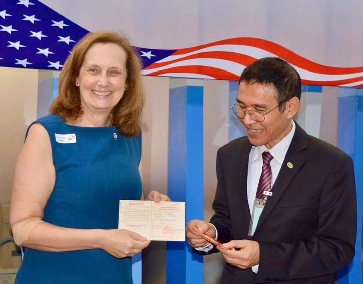 Đại sứ quán Mỹ trao tặng 'Món quà Cuộc sống' trong Ngày hội Hiến máu nhân dịp Tết Nguyên Đán - 2