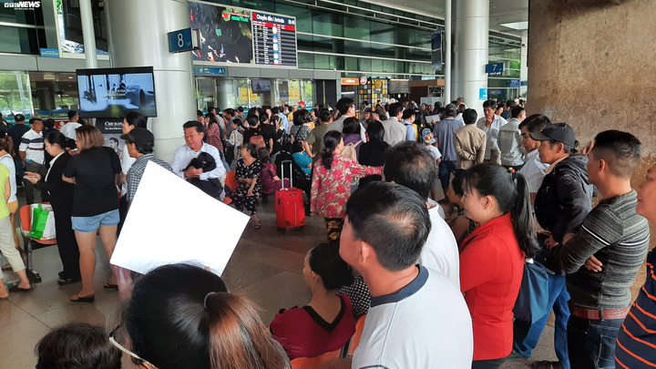 Biển người đón Việt kiều về quê ăn tết chật kín sân bay Tân Sơn Nhất - 1