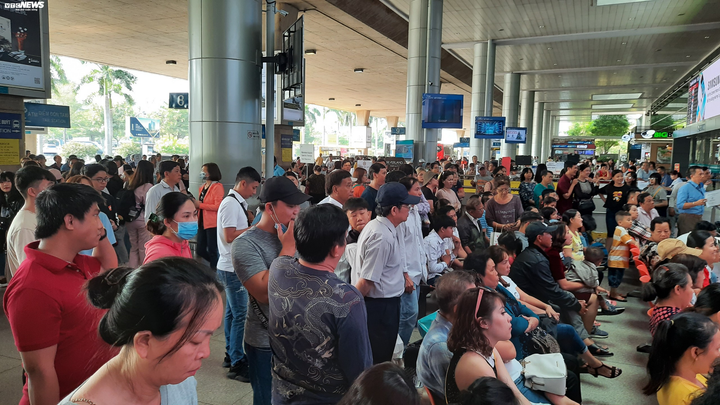 Biển người đón Việt kiều về quê ăn tết chật kín sân bay Tân Sơn Nhất - 4