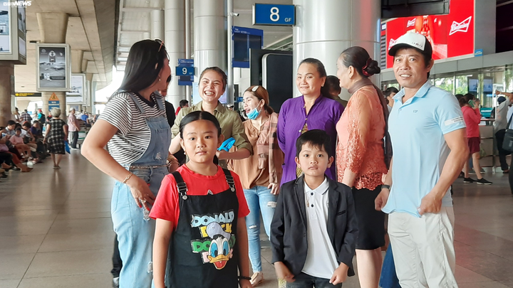 Biển người đón Việt kiều về quê ăn tết chật kín sân bay Tân Sơn Nhất - 9