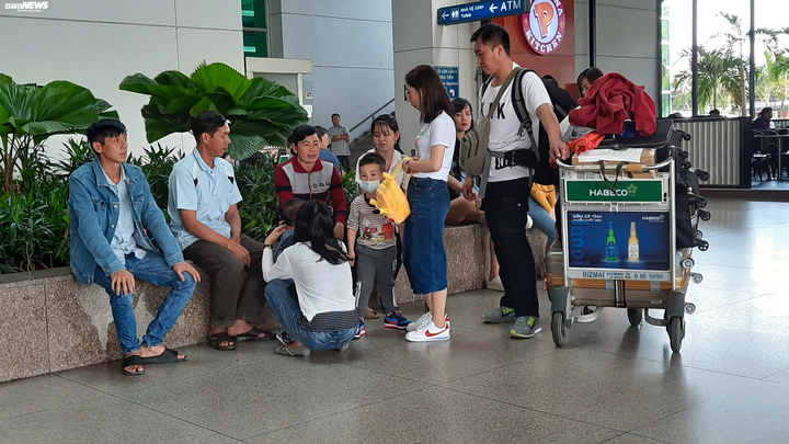 Biển người đón Việt kiều về quê ăn tết chật kín sân bay Tân Sơn Nhất - 14