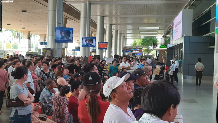 Biển người đón Việt kiều về quê ăn tết chật kín sân bay Tân Sơn Nhất - 2