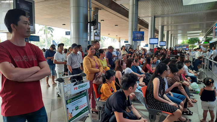 Biển người đón Việt kiều về quê ăn tết chật kín sân bay Tân Sơn Nhất - 6