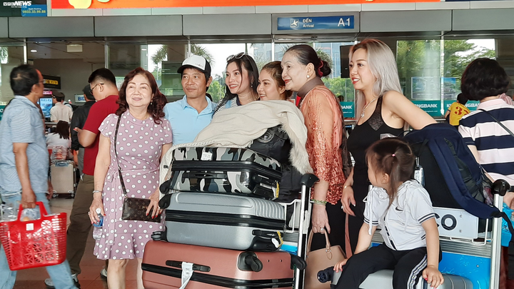 Biển người đón Việt kiều về quê ăn tết chật kín sân bay Tân Sơn Nhất - 12