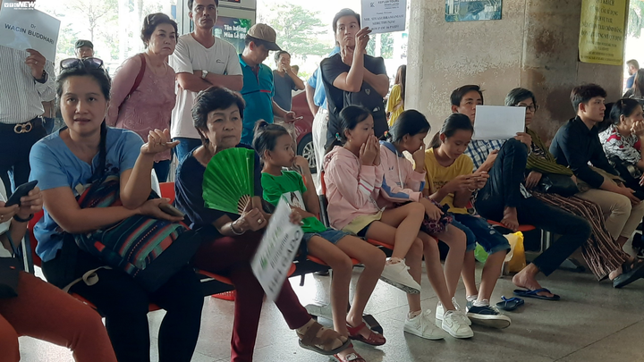 Biển người đón Việt kiều về quê ăn tết chật kín sân bay Tân Sơn Nhất - 8