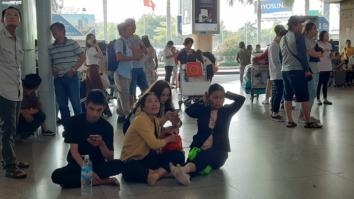 Biển người đón Việt kiều về quê ăn tết chật kín sân bay Tân Sơn Nhất - 10