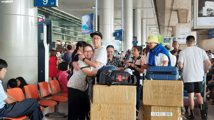 Biển người đón Việt kiều về quê ăn tết chật kín sân bay Tân Sơn Nhất - 11