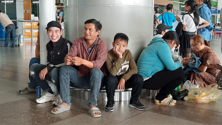 Biển người đón Việt kiều về quê ăn tết chật kín sân bay Tân Sơn Nhất - 7