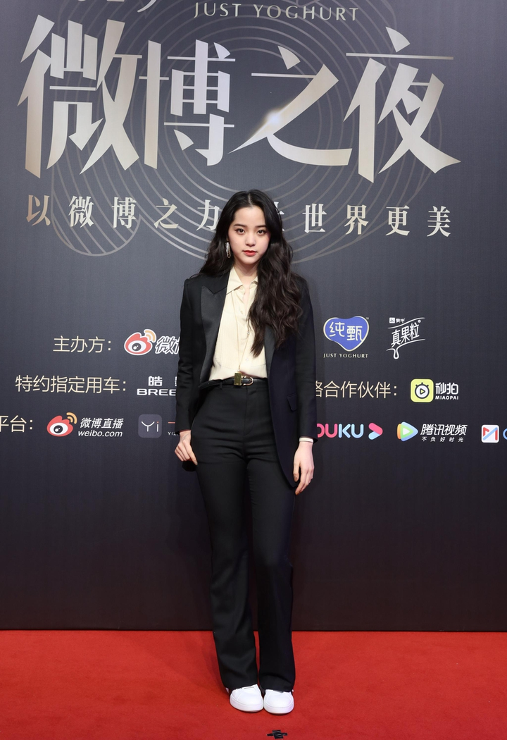 Triệu Lệ Dĩnh, Angela Baby, Trịnh Sảng và loạt sao Hoa ngữ 'chặt đẹp' thảm đỏ đêm hội Weibo - 7