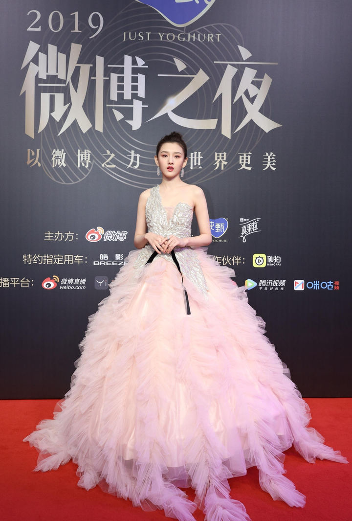 Triệu Lệ Dĩnh, Angela Baby, Trịnh Sảng và loạt sao Hoa ngữ 'chặt đẹp' thảm đỏ đêm hội Weibo - 5