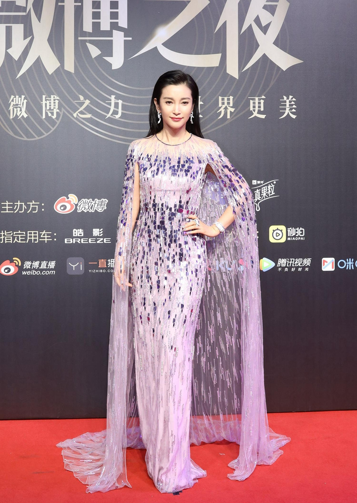 Triệu Lệ Dĩnh, Angela Baby, Trịnh Sảng và loạt sao Hoa ngữ 'chặt đẹp' thảm đỏ đêm hội Weibo - 6