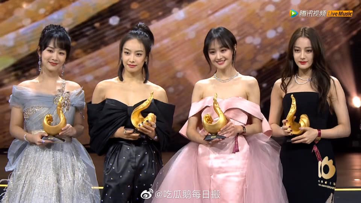 Triệu Lệ Dĩnh, Angela Baby, Trịnh Sảng và loạt sao Hoa ngữ 'chặt đẹp' thảm đỏ đêm hội Weibo - 14