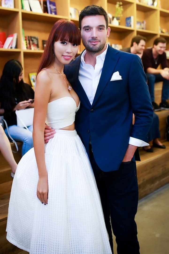 Chồng siêu mẫu Hà Anh tức giận khi vợ bị đàn ông trêu ghẹo trong quán bar - 2