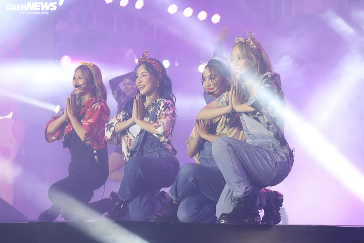 HyunA cực quyến rũ, Monsta X trở lại thiếu hai thành viên vẫn gây bùng nổ - 7