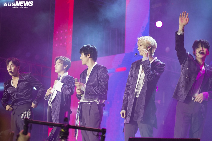 HyunA cực quyến rũ, Monsta X trở lại thiếu hai thành viên vẫn gây bùng nổ - 11