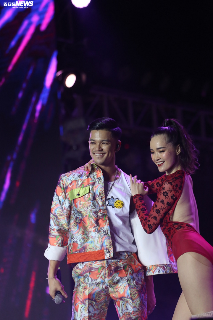 HyunA cực quyến rũ, Monsta X trở lại thiếu hai thành viên vẫn gây bùng nổ - 3