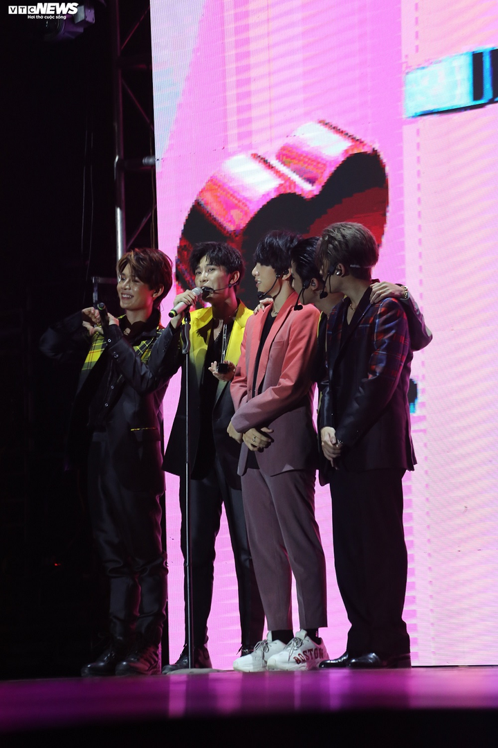 HyunA cực quyến rũ, Monsta X trở lại thiếu hai thành viên vẫn gây bùng nổ - 9