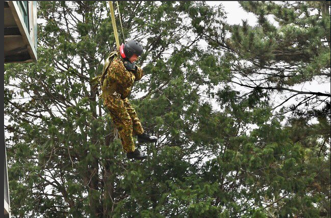 Bộ trưởng Quốc phòng Nhật Bản nhảy dù làm mẫu trong diễn tập quân sự Mỹ-Nhật - 5