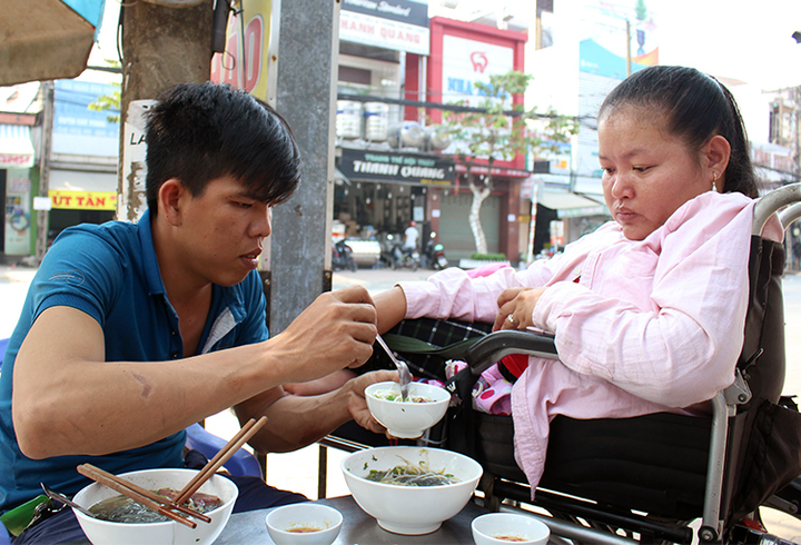 Chuyện tình cổ tích của cô gái khuyết tật hơn chồng 5 tuổi ở Đồng Nai - 2