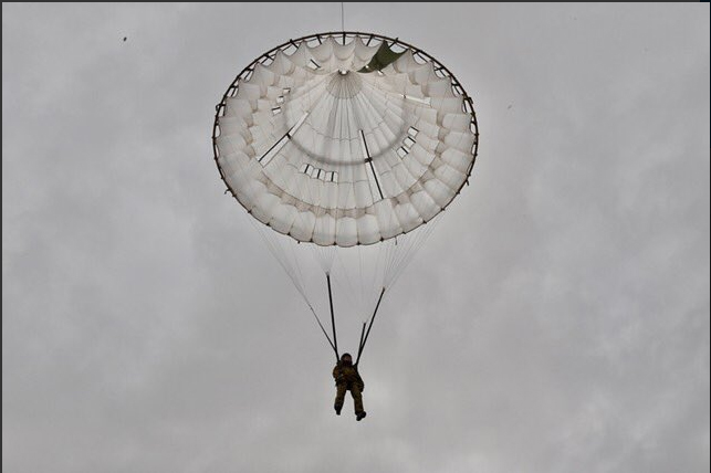 Bộ trưởng Quốc phòng Nhật Bản nhảy dù làm mẫu trong diễn tập quân sự Mỹ-Nhật - 3