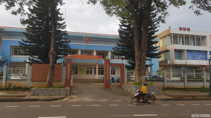 Sát ngày nghỉ hưu, giám đốc sở vẫn ký hàng loạt quyết định bổ nhiệm cán bộ - 1