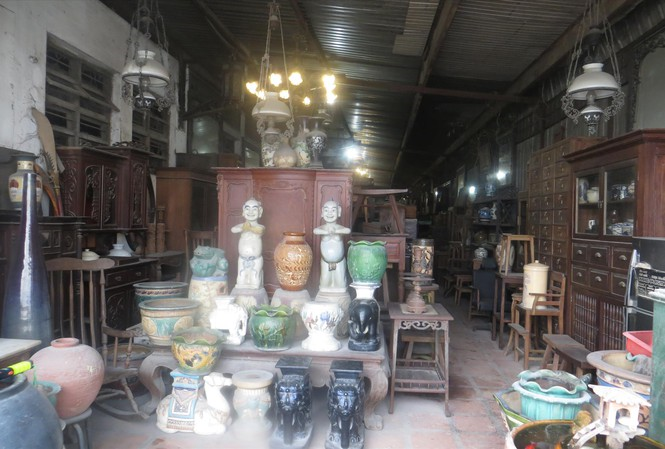 Xóm đồ cũ Sài Gòn và công nghệ 'mông má' đồ bỏ đi thành sang chảnh - 1