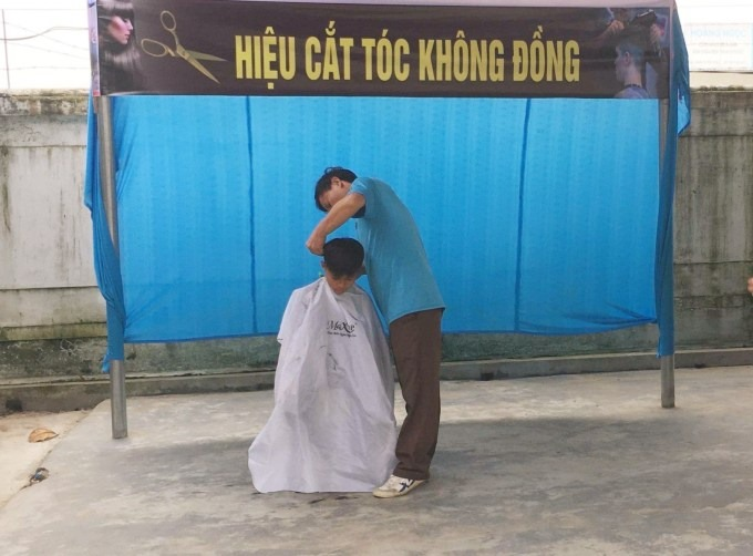 Hiệu cắt tóc không đồng giúp học sinh nghèo của thầy giáo Hà Tĩnh - 2
