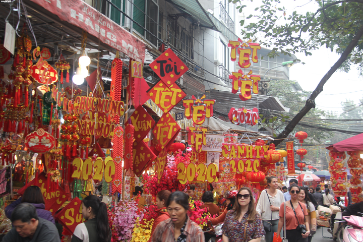 Người Hà Nội tấp nập mua sắm Tết, đồ trang trí nhuộm đỏ phố phường - 12