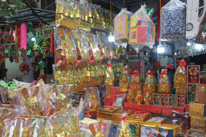 Người Hà Nội tấp nập mua sắm Tết, đồ trang trí nhuộm đỏ phố phường - 13