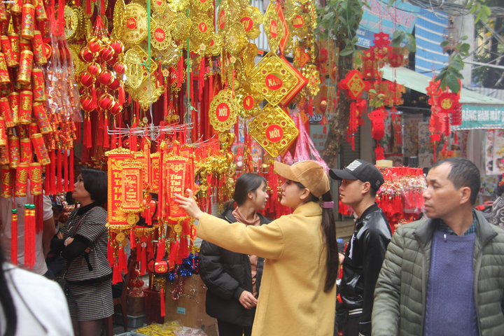 Người Hà Nội tấp nập mua sắm Tết, đồ trang trí nhuộm đỏ phố phường - 7