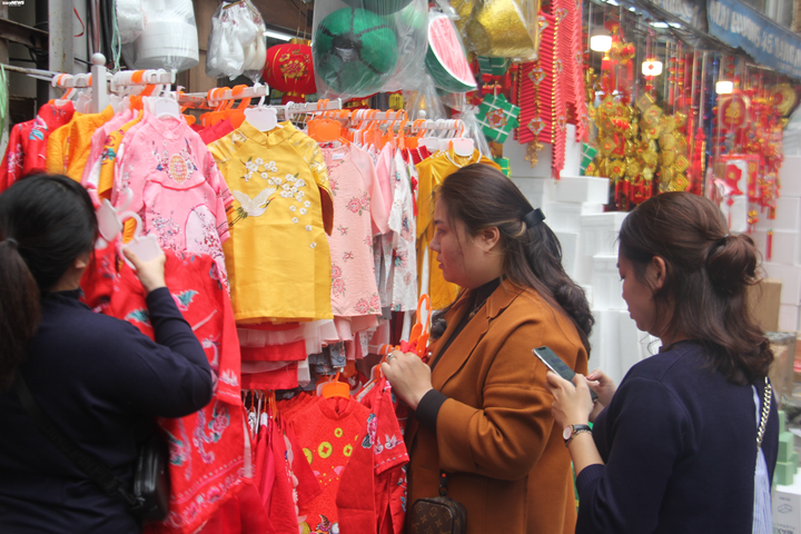 Người Hà Nội tấp nập mua sắm Tết, đồ trang trí nhuộm đỏ phố phường - 6